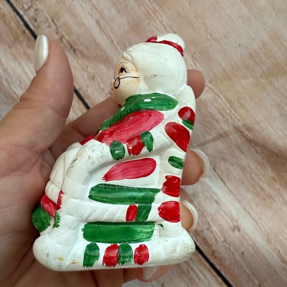 Vintage Santa Claus & Mrs. Claus Ceramic Salt & Pepper Shakers Christmas Holiday - Picture 7 of 9